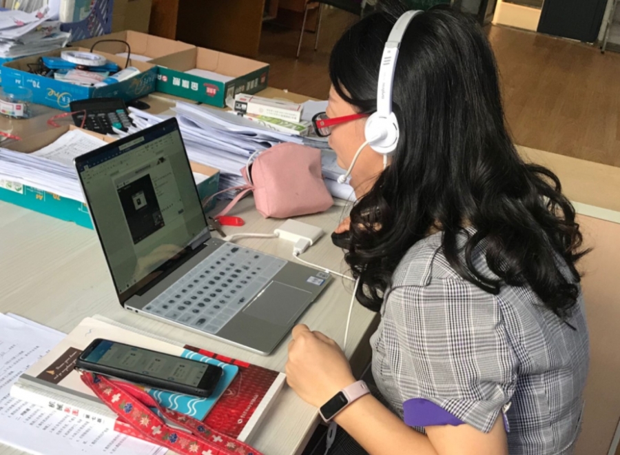 01 贾璐老师在与白措老师视频连线.jpg