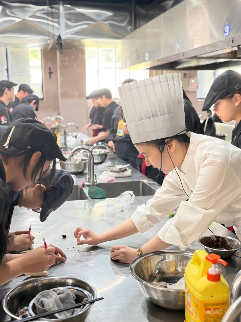 张家悦老师指导学生操作(1).jpg