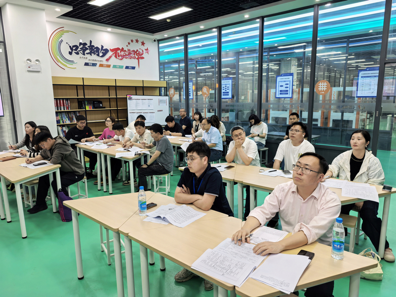01吴新龙听课图.jpg