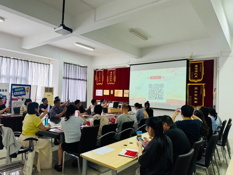 党员同志们学习党章并答题(1).jpg
