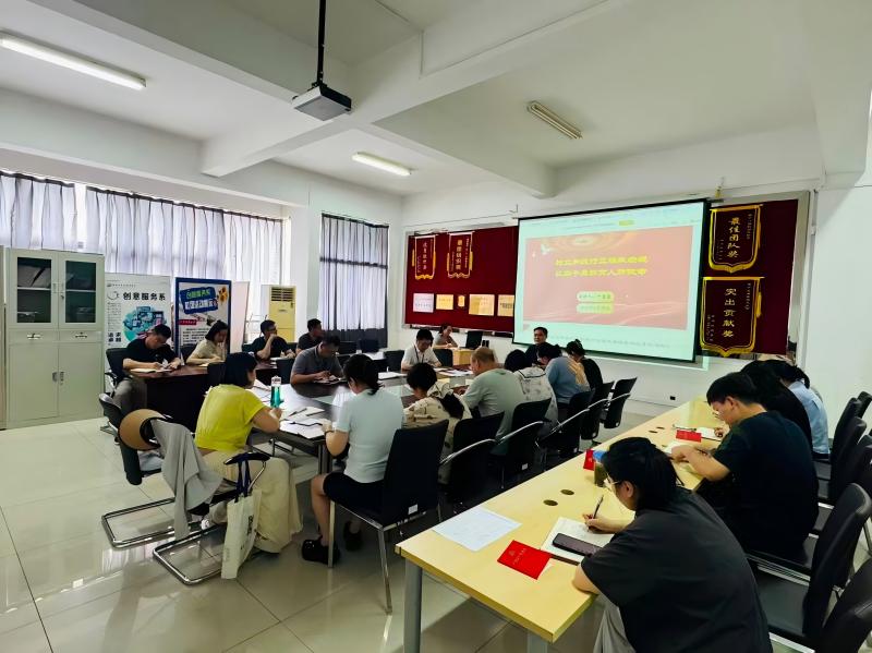 牛紫恩同志开设专题党课(1).jpg