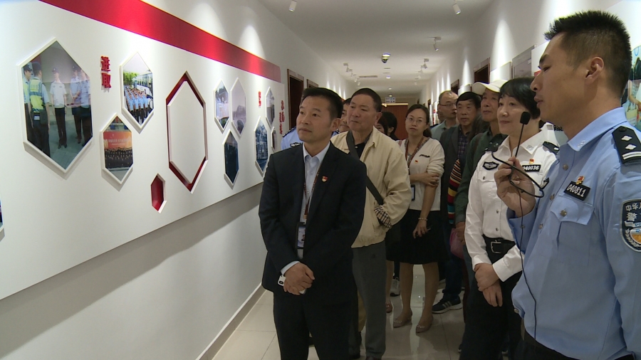 参观警校长廊.jpg