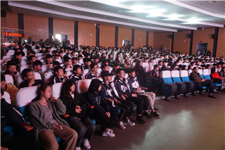 1574411932102671.jpg 同学们认真观看表演.JPG