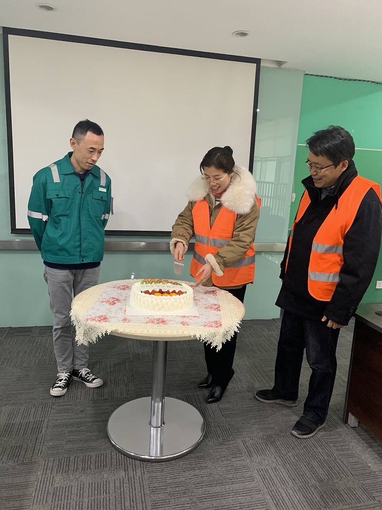 1578299267160040.jpg 王院长切蛋糕庆祝第一期工学交替顺利结业.jpg