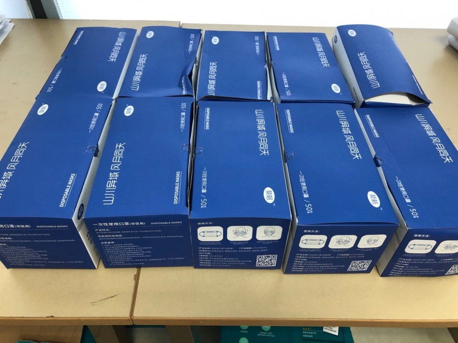 1589775262467810.jpg 1607班钱奕诚同学捐献的口罩.jpg