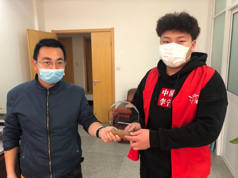 1589775305978891.jpg 徐嘉成同学在太仓市沙溪镇岳王新建村义务服务.jpg