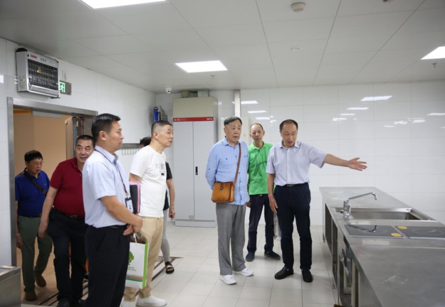 1600216035757387.jpg 参观实训室.jpg