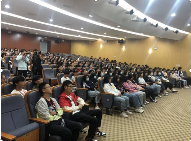 1602830947646372.jpg 烹饪专业学生齐聚会场.jpg