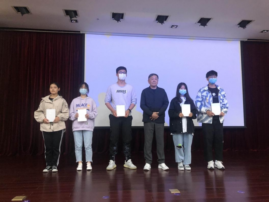 1602831203427033.jpg 华会长向优秀学生代表赠与书籍.jpg