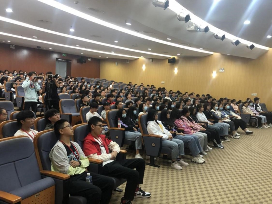 1603439952274408.jpg 创意服务系17-19级住宿生齐聚会议中心二楼聆听讲座.jpg