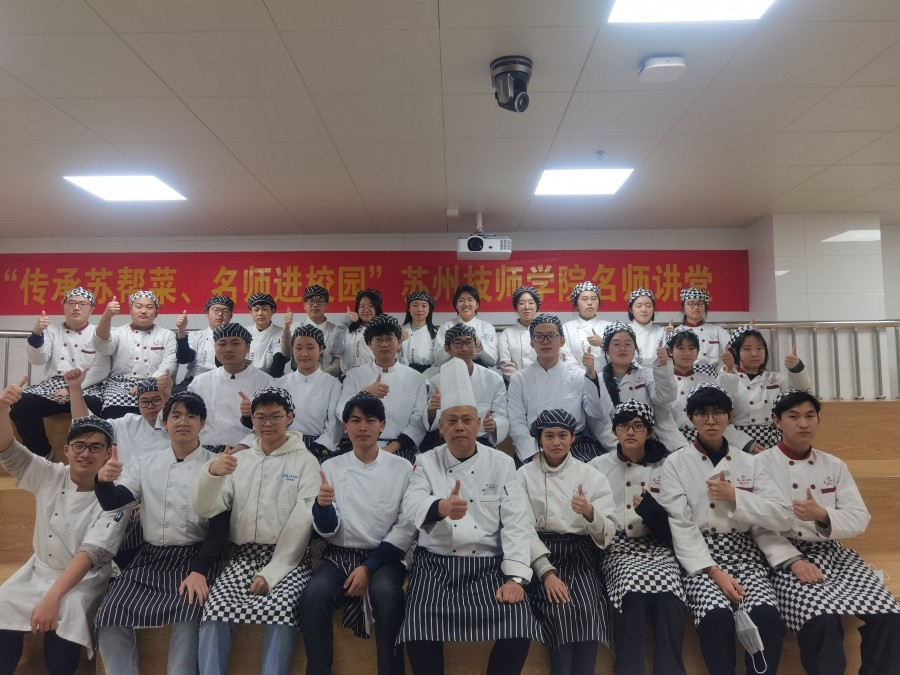 1615794338249890.jpg 陈大师与同学合影.jpg