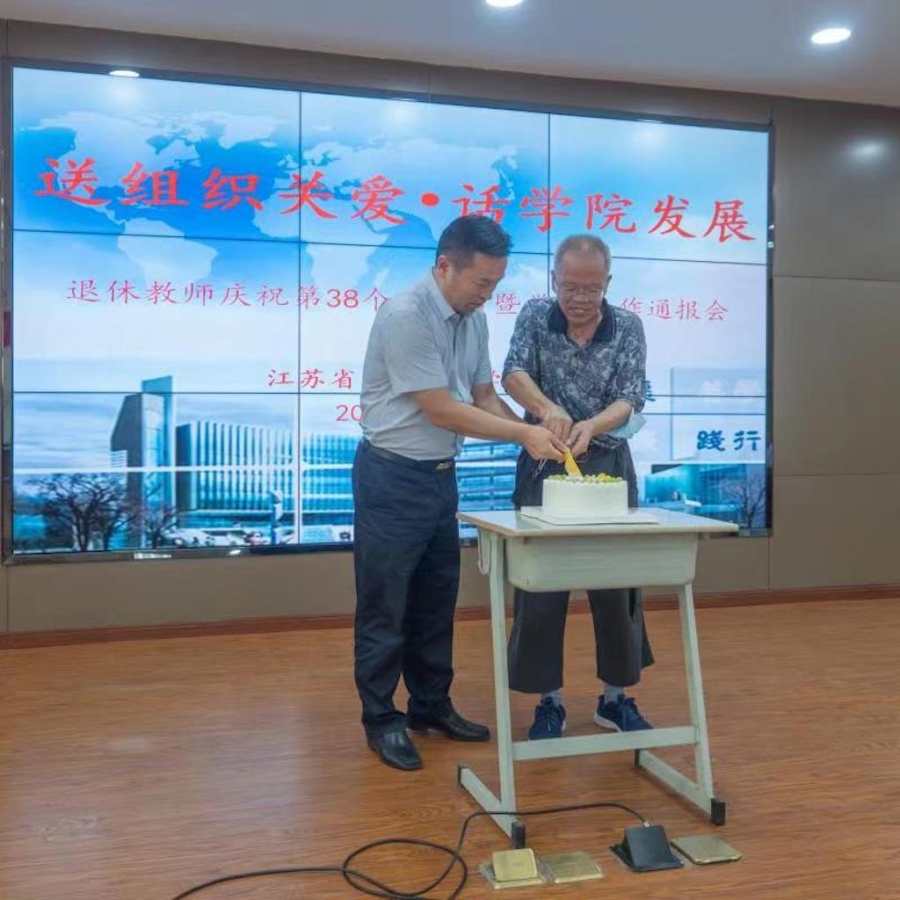 1662774101566312.jpg 切生日蛋糕.jpg