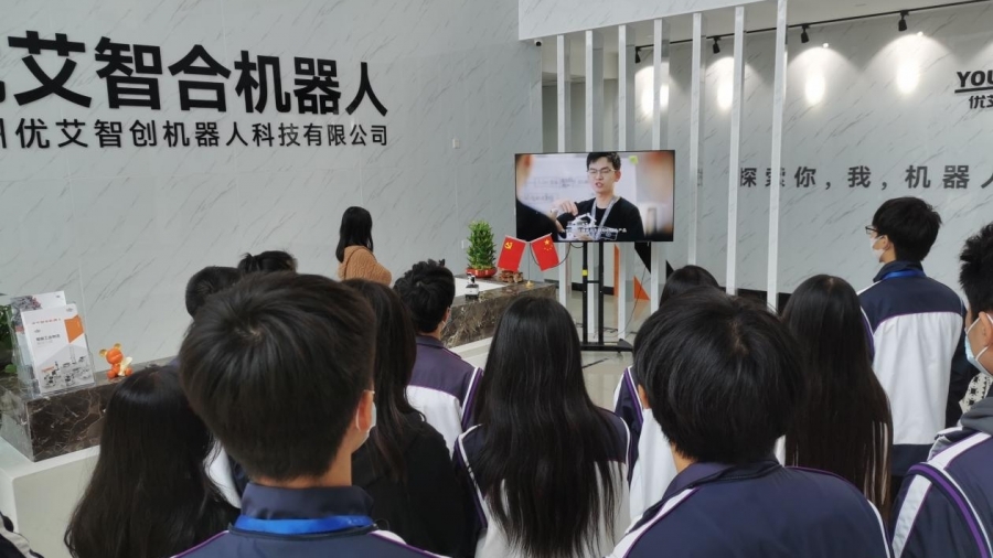 1668248211553618.jpg 学生观看产品介绍片.jpg