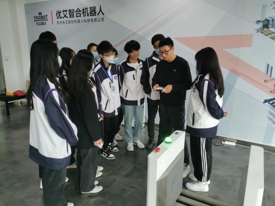 1668248225343050.jpg 学生认真倾听工程师讲解.jpg