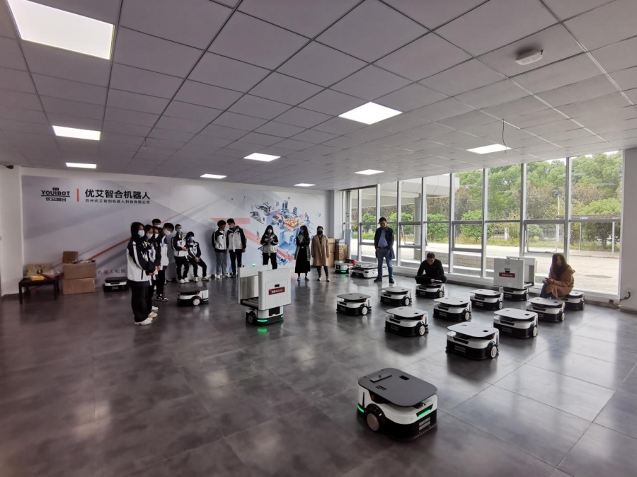 1668248234721442.jpg 学生体验操作AI智能机器人.jpg