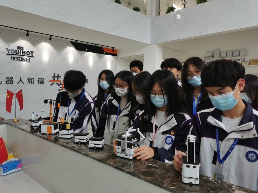 1668248247237477.jpg 学生研究产品模型.jpg