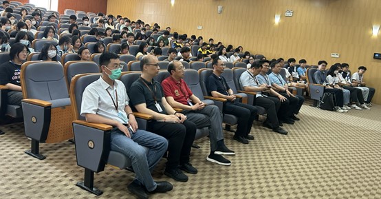 1686275837820465.jpg 出席颁奖仪式领导和学生代表1.jpg