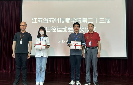 1686275882593511.jpg 学管副主任为优秀个人代表颁奖1.jpg