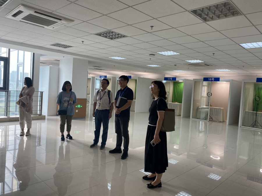4、参观互联网营销师技能考场.jpg