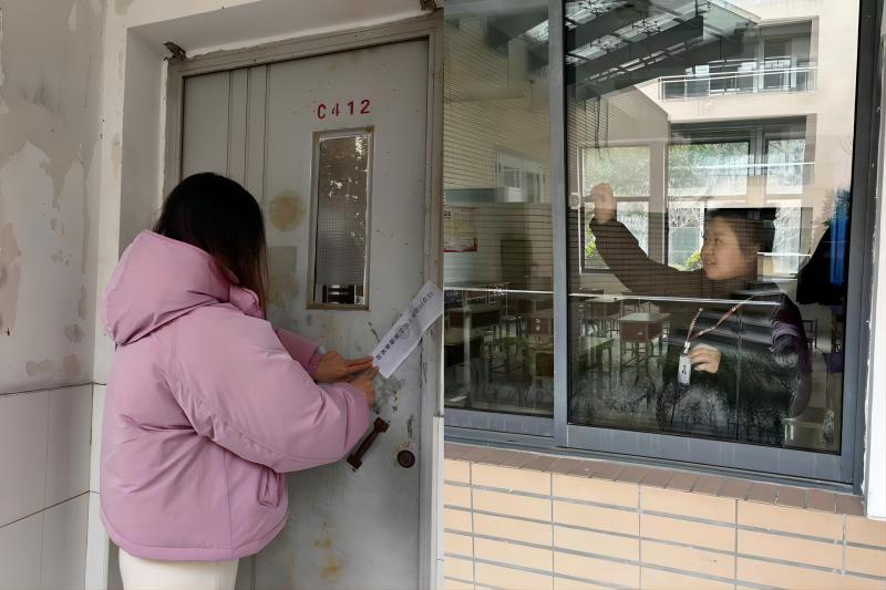 1705924221916442.jpg 检查人员排查宿舍、教室的安全隐患问题(1).jpg