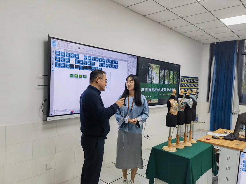 1713255738479691.jpg 课后曹亮院长与谢婧老师进行交流并予以大力肯定.jpg