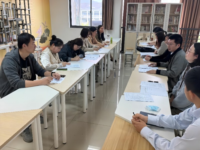 听课老师们认真评课(1).jpg