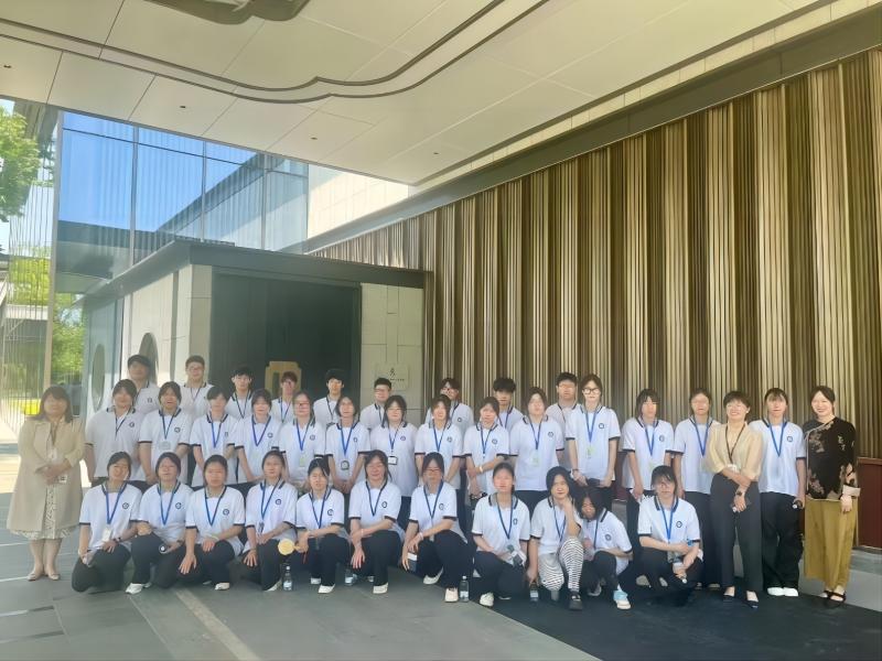 1716111857836273.jpg 师生与企业代表合照.jpg