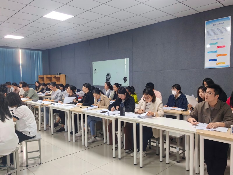 r0ht5v196rh7bar37j300evcgu1.jpg 40余名教师参与听课(1).jpg