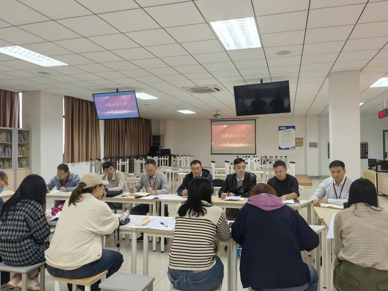 d1p7p70chd0m2lofa3quqg39vr9.jpg 听课教师们认真评课(1).jpg