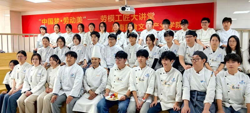 rvjb0dcqdr363sgnmsk7a4a0qb8.jpg 劳模工匠大讲堂师生合照(1).jpg