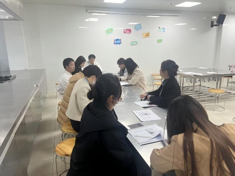 bgk5olhq5q2q2jkt6ir6tjrea87.jpg 评课老师认真参与评课(1).jpg