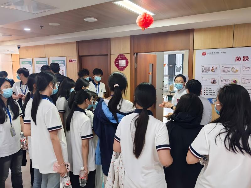 同学们参观护理院(1).jpg