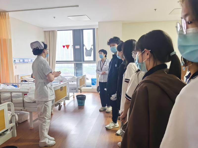 同学们聆听护士长讲解(1).jpg