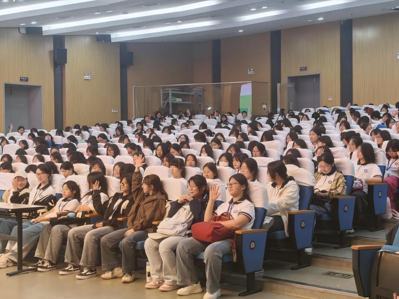 同学们认真聆听讲座(1).jpg