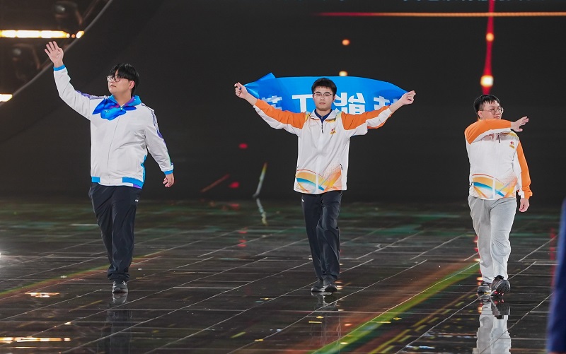 mo9s36muarc3dqukfe91f6g1kc4.jpg 领奖.jpg