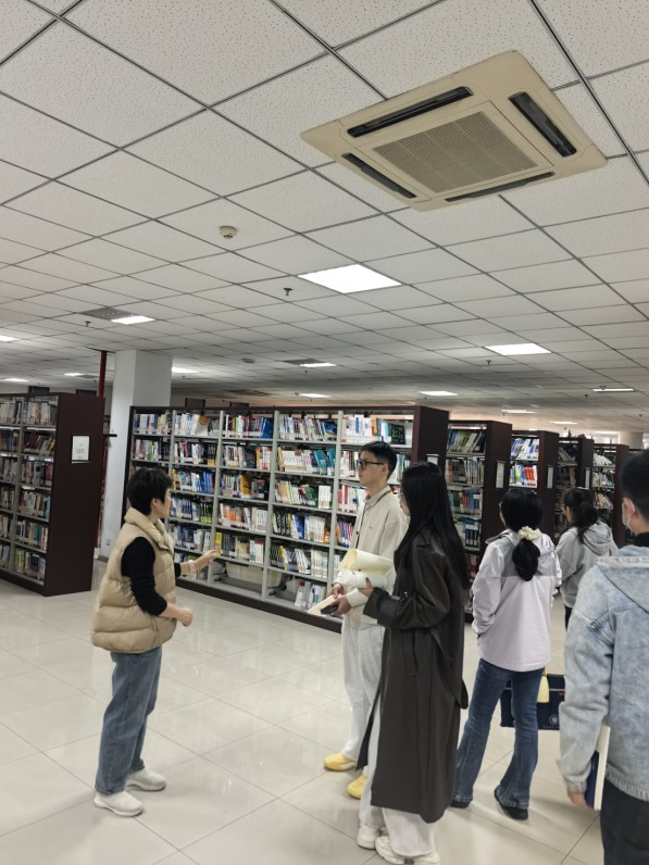 kksjjpepa20m1kajr80lb97iv64.jpg 图书馆现场参观.jpg