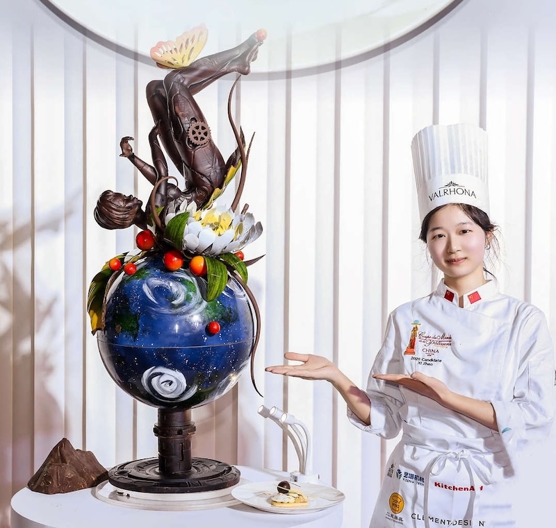 cqa8adhkm47m701ei1h6mhtr732.jpg 赵曦与作品.jpg