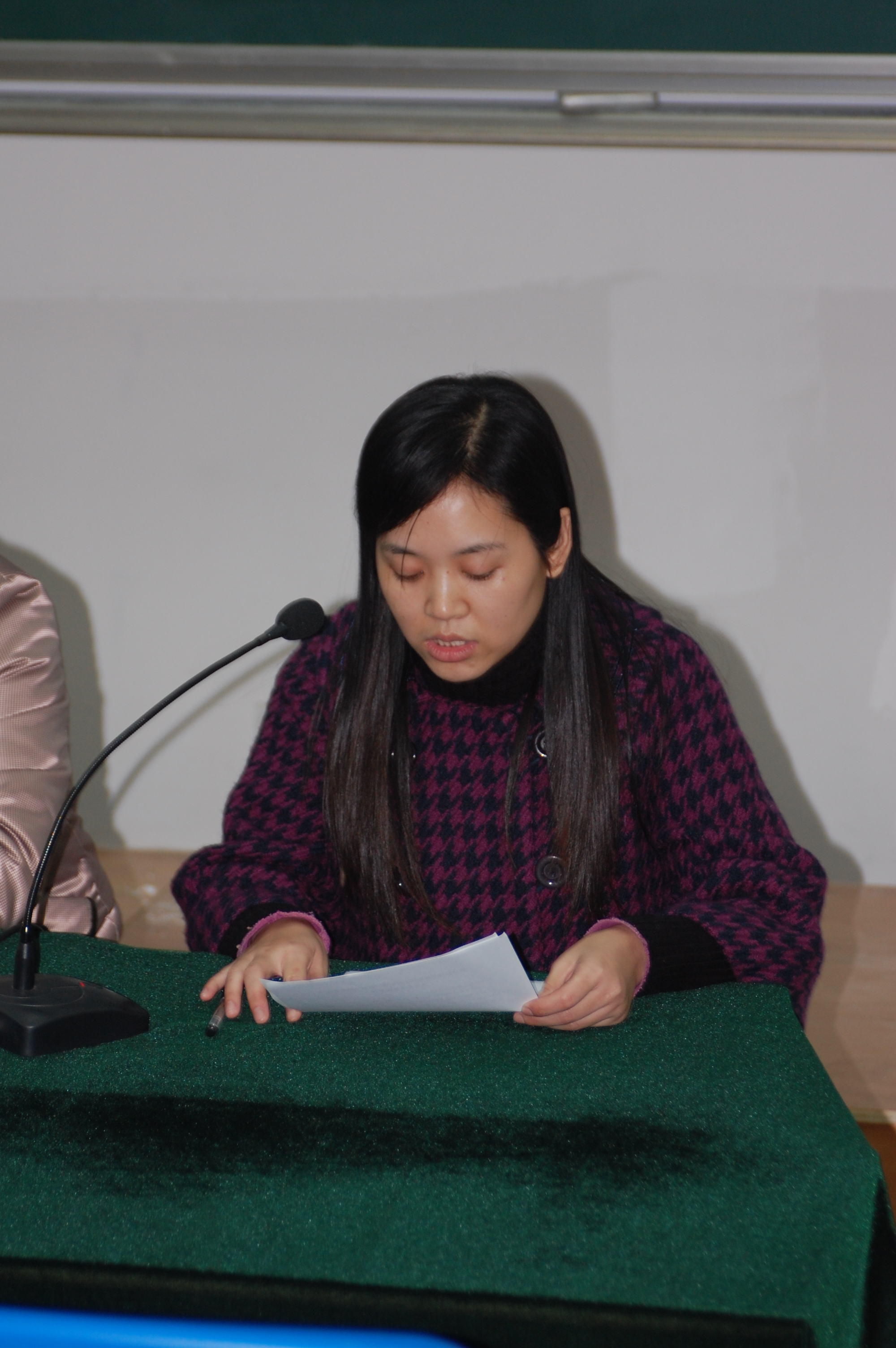 选举工作小组组长王艳宣布结果